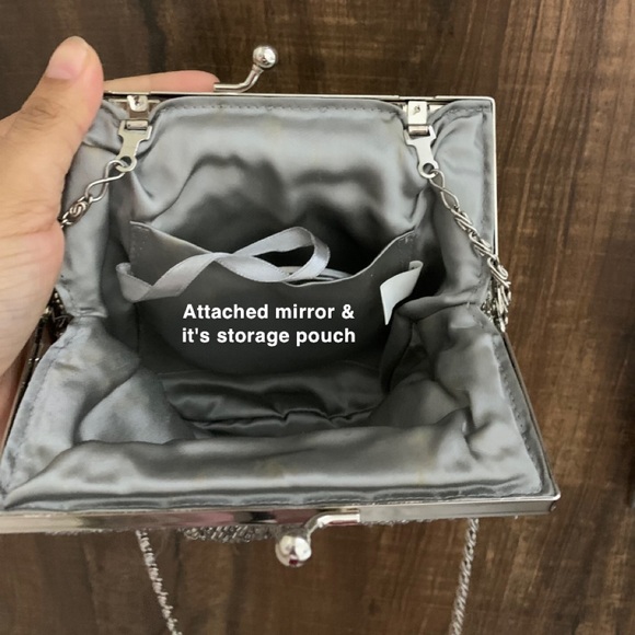 Cute little sling bag. - Picture 4 of 4